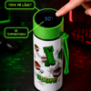 Hvid Minecraft termoflaske med Creeper og TNT motiver med en finger på temperaturdisplayet