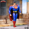 Superman actionfigur i bymiljø