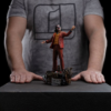 Joker statue med størrelsessammenligning