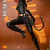 Black Widow actionfigur i rød belysning