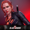 Black Widow actionfigur med stav i nærbillede