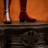 Nærbillede af Wonder Woman statuen ved basen
