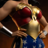 Detalje af Wonder Woman statuen med brystplade