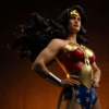 Nærbillede af Wonder Woman statuen fra siden