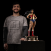 Wonder Woman statue med person som størrelsessammenligning