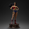 Wonder Woman statue forfra på base