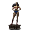 Wonder Woman statue på hvid baggrund