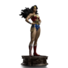 Wonder Woman statue fra siden på hvid baggrund