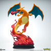 Charizard statue fra siden