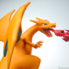 Charizard statue fra skrå vinkel