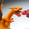 Nærbillede af Charizard statuen