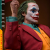 Nærbillede af Joker i rødt jakkesæt
