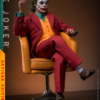 Joker samlerfigur siddende i gul stol