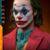 Nærbillede af Joker med rødt jakkesæt