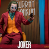 Joker samlerfigur siddende i gul stol