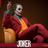 Joker samlerfigur siddende med krydsede ben