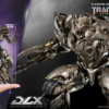 Megatron DLX actionfigur med hånd til størrelsessammenligning
