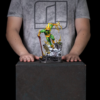 Spider-Man vs. Villains diorama med Electro ved siden af en person