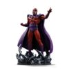 Magneto statue med rød hjelm på mørk base