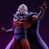 Nærbillede af Magneto statue med hvidt hår