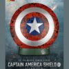 Captain America skjoldstatue forfra på grøn base