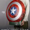 Captain America skjoldstatue med person ved siden af