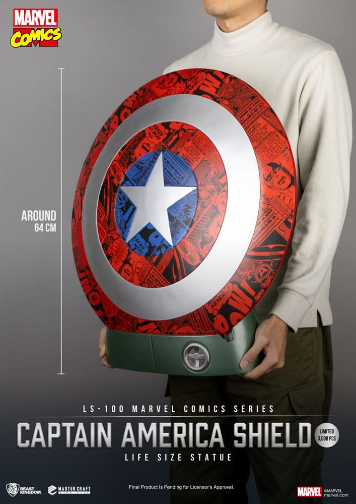 Captain America skjoldstatue med person ved siden af