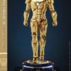 Iron Man Mark III actionfigur forfra på lysende base
