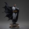 Batman statue fra let vinkel med udslået kappe