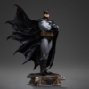 Batman statue i sort og grå dragt