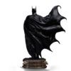 Batman statue set bagfra med kappe