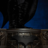 Nærbillede af statuebasens batsymbol
