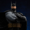 Nærbillede af Batman statue set nedefra