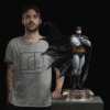 Batman statue vist sammen med en person for størrelsesindtryk