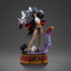 Zatanna statue fra front med hvide duer og dekorativ base