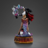 Zatanna statue fra siden med bog og violet element