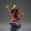 Adam Warlock statue fra siden med gylden stav