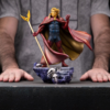 Adam Warlock statue i en fuld opstilling