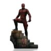 Daredevil statue forfra på trappebase