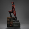Daredevil statue i profil på trappebasen
