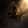 Daredevil statue i opstilling på trappebase