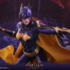 Batgirl actionfigur i lilla og guld, nærbillede