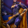 Batgirl actionfigur med gul og lilla kappe