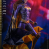 Batgirl actionfigur fra siden med kappe