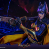Batgirl actionfigur med gyldne detaljer
