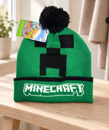 Grøn Minecraft hue med Creeper og sort kvast på en træbænk