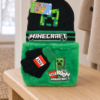 Minecraft Boom Deluxe vintersæt med hue, halsedisse og handsker på en træbænk